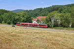 DB 643 020 fährt als RB von Lauterecken-Grumbach nach Kaiserslautern Hbf und erreicht in Kürze Olsbrücken. (26.06.2023)