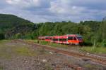 643 050 + 643047 als RB 30 nach Ahrbrck bei der Ausfahrt aus Kreuzberg (Ahr) am 27.05.2012