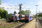 Zwei Euregiobahn (RB20) begegnen sich im Bahnhof Kohlscheid bei Sonne und Regenwolken  am 7.5.2014.