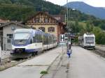 VT 725 (links) und VT 110 der BOB im Bahnhof Tegernsee, Oktober 2006