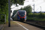 Zwei Euregiobahn (RB20) aus Eschweiler-Sankt-Jöris nach Düren-Stolberg-Altstadt und kommen die Kohlscheider-Rampe hoch aus Richtung Herzogenrath und halten in Kohlscheid und fahren in