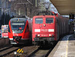 Die orientrote 151 144 berholt mit einem Gterzug den 644 021 als RB30 im Bonner Hbf.