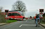 Talent beim kreuzen des  Hochsicherheits-Bahnbergangs  (Streckenposten, Schranke geschlossen, rote Ampel und Absperrband) bei Euskirchen - 15.11-2010