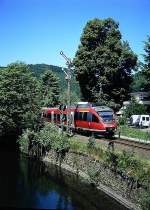 Im Aggertal fahren zwischen Kln und Marienheide moderne dieselelektrische Triebwagen der Reihe 644.