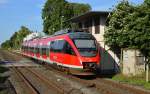 644 527-3 in Kapellen am Bü Talstraße kurz vorm Bahnsteig als RB 38 nach Neuss Hbf am Sonntag den 7.6.2015