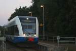 Durch einen Abendspaziergang konnte ich die Usedomer Bäderbahn UBB zwischen Ahlbeck und Heringsdorf besser kennen lernen. Natürlich war ich mit meiner Fotoausrüstung bewaffnet. Am Abend verlässt der Triebwagen 646 114, von Świnoujście Cetrum kommend, den Haltepunkt Ahlbeck Ostseetherme, um über den Kopfbahnhof Heringsdorf nach Züssow zu fahren.
Die Aufnahme entstand vom Bahnübergang aus, der direkt an den Haltepunkt anschliesst.

Ahlbeck Ostseetherme, 19.07.2018