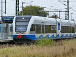 Ein Dieseltriebwagen der Usedomer Bäderbahn bei der Abfahrt vom Bahnhof Züssow.