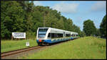 Zwei Triebwagen der Baureihe 646 der Usedomer Bäderbahn passieren am 02.09.2023 bei Kilometer 229,1 das Forsthaus Damerow auf der Ostseeinsel Usedom auf ihrem Weg ins heute polnische Swinemünde.
