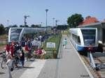 Triebwagen Richtung Peenemnde und Ahlbeck Grenze im Bf Zinnowitz; Juni 2002.