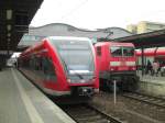 17.3.10, Potsdam Hbf. Ein 646 steht als RB22 nach Flughafen Schnefeld bereit, whrend daneben die 143 574 als RB20 auf die Abfahrt nach Hennigsdorf wartet.