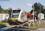 Der HLB-Triebwagen 508 114 fhrt am 30.8.05 in Watzenborn-Steinberg nach Gieen ab.