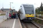 Der HLB-Triebwagen 508 106 musste am 25.9.13 in Gieen-Erdkrauter Weg lnger als blich halten, weil eine ganze Schulklasse an der vorderen Tr aussteigen wollte.