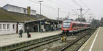 Am 5.4.13 fuhren zwei Dieseltriebwagen (vorn 648 316) außerplanmäßig als RE von Nürnberg nach Crailsheim und zurück. Weiter nach Stuttgart mussten die Fahrgäste in einen lokbespannten Zug umsteigen. Das Crailsheimer Empfangsgebäude wurde nach dem Krieg in einem schlichten Stil neu gebaut, hier sieht man die Ostseite. 