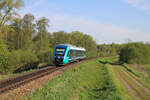 DB 648 105-4 dieselt als RB85 von Neustadt(Holst) über die Bäderbahn nach Lübeck Hbf und hat hier gerade Haffkrug verlassen. (14.05.2023)