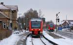 648 005 als RB nach Flensburg und 648 334 als RB nach Kiel Hbf am 10.01.2010 in Sderbrarup.