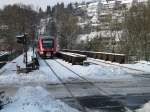 648 620 (RE 57) berquert auf dem Weg nach Winterberg am 15.02.2010 die Ruhrbrcke am Bahnhof in Arnsberg .