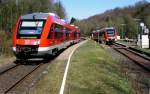 Punkt 12,00 Uhr Mittags  Highnoon   - Begegnung auf der KBS 437 im tiefsten Sauerland hier in Binolen  ( Hnnetalbahn RB 54) am 6.4.2010 