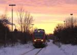 Der eigentlich ziemlich langweilige Diesel-Triebwagen der Baureihe 648 gibt dann doch ein schnes Bild ab vor dem winterlichen Himmel Schleswig Holsteins.