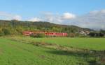 RE 57 hat soeben den Bahnhof Arnsberg auf dem Weg ins Sauerland verlassen.