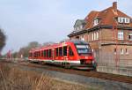 Ein DB-Triebwagen auf der Infrastruktur der AKN: Auf dem Weg von der Unterflurdrehbank der AKN zum Betriebshof Kiel passiert 648 452 am 07.03.2014 das Bahnhofsgebäude von Boostedt.