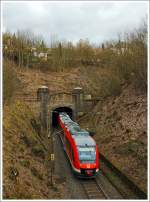 Der Dieseltriebwagen 648 206 / 706 ein Alstom Coradia LINT 41 der DreiLänderBahn  als RB 95 (Dillenburg-Siegen-Au/Sieg), hier kommt er gerade am 15.03.2014 aus dem eingleisigen Giersberg-Tunnel (732 m lang). 

Er befährt hier die DB Streckennummer 2881 (KBS 445 - Dillstrecke) und erreicht bald den Hbf Siegen. 

Über dem hier gezeigten Tunnelportal verläuft die DB Streckennummer 2880 zwischen Siegen-Ost und dem Bahnhof Siegen-Weidenau (rechts liegt der Ausgang vom zweigleisigen 699 m langen  Giersbergtunnel). Der Giersbergtunnel wurde 1912 bis 1915 erbaut. Namensgeber ist der 358 Meter hohe Giersberg im östlichen Stadtgebiet von Siegen. Dieser wird vom Giersbergtunnel in zwei getrennten, einander kreuzenden Tunnelröhren durchquert. Die Gleisstrecken der Röhren bilden an zwei getrennten Portalen auf der nordwestlichen Seite des Tunnels den Anschluss an zwei Schenkel eines Gleisdreiecks. Der Giersbergtunnel zählt wegen der einander kreuzenden Röhren zu den Überwerfungsbauwerken und ist der einzige Eisenbahntunnel dieser Bauart in Deutschland. Beide Tunnelstrecken wurden am 1. Dezember 1915 in Betrieb genommen.