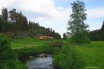 Hier kommt der internationale Personenzug (wie die Ansage in Asch lautet) der von Hof über Selb-Plössberg und Asch nach Cheb fährt. Ein 1648 der Oberpfalzbahn im Schwesnitztal bei Woja , fotografiert am 22.05.2018.