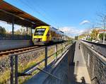 Ein falsch beschilderter LINT der HLB am 26.09.2018 im Bahnhof Oberursel als Linie RB15 auf dem Weg nach Grävenwiesbach.