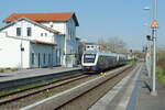 RheinRuhrBahn VT648 431 + VT648 443 abfahrbereit am Bahnsteig 1 in Kleve am 05.04.2023, als RE-75033 von Kleve nach Düsseldorf Hbf.