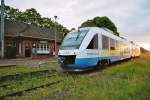  VT 706 der Mecklenburgbahn ( OLA ) wartet hier im Jahre 2004 im Bahnhof von Plate in der Abendsonne