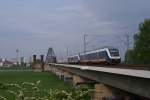 Zwei NordWestBahn Lints als RE 10 von Dsseldorf nach Kleve zwischen Dsseldorf-Hamm und Neuss-Rheinpark Center am 04.05.2012