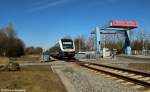 VT 648 087 passiert als NWB 82251 von Esens (Ostfriesland) nach Wilhelmshaven Hbf den Jade-Ems-Kanal bei Sanderbusch.