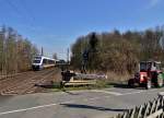 Historie und Moderne treffen hier am B Tilmeshof zusammen, die beiden NWB-Triebwagen 648 423 und 443 fahren als RE 10 nach Kleve an dem in Neuss gebauten Harvester Internationl Traktor am