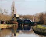 Lint 41 der Nord-West-Bahn beim überqueren des Ems-Jade-Kanal`s von Wilhelmshaven in Richtung Sande.