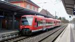650 327 ist zusammen mit 650 321 als RB (57742) aus Krumbach im Bahnhof Günzburg angekommen. Aufgenommen am 05. April 2018.