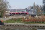 Baustelle Eisenbahnbrücke über die B31n (||) - Am 15.12.2018 ist bei Fischbach bereits die zukünftige Brücke teilweise zu erkennen, die neben der Bahnstrecke errichtet wird.