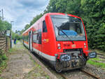 VT 650 101-8 als RB 72 nach Maulbronn West in Maulbronn Stadt/Kloster, 18.09.2022.