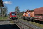 Auf der Fahrt von Aulendorf nach Kißlegg passiert 650 008 am 21.04.2023 als RB 53 / 17879 im Bahnhof von Roßberg die kurz zuvor eingefahrene 265 303-8 der Northrail mit der erste Wagengruppe des  Roßberger Kieszuges 