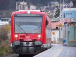 Mit leicht verschneiter Front steht 650 118-3 im Bahnhof Oberkochen.