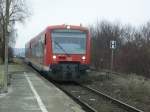 650 121-7 und und ein weiterer Triebzug der BR 650 fahren am 26.2.2009 als RB 13959 in den Bahnhof von Dettingen/Teck ein.