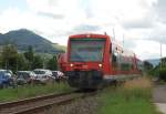 Im Hintergrund die Namensgeberin der Teckbahn, die Teck, im Vordergrund passiert 650 024-3 gerade den Bahnbergang kurz nach dem Bahnhof von Dettingen.