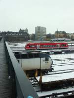 Treffen von zwei hier raren Fahrzeugen mit einer Vogtlandbahn in Hof Hbf am Mittag des 22.12.2009:    Vorne NOB  11  vom Typ Mak DE 2700, dann der Triebwagen 650108 der DB auf dem Weg nach Ulm