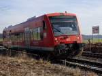 Bei Wattenweiler informiert ein Schild (die Bahnreisenden?) ber die hier verlaufende Wasserscheide zwischen Donau und Rhein.