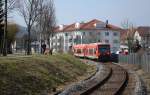 650 012 und 120 haben am 22.03.2013 den Haltepunkt Dettingen-Mitte verlassen und streben dem Endbahnhof Bad Urach entgegen.