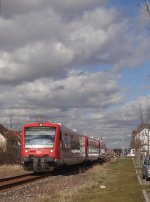 650 018  und zwei Schwestermaschinen dieseln als RegionalBahn von Kirchheim nach Oberlenningen aus Owen aus.