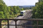 Über die Höhen des Fichtelgebirges führt die Bahnstrecke Weiden - Oberkotzau zwischen Marktredwitz und Martinlamitz. Hinter dem Haltepunkt Martinlamitz senkt sich die Strecke nun hinab ins Tal der sächsischen Saale. Agilis VT 650.733 ist auf der Relation Marktredwitz - Hof - Bad Steben unterwegs. 18.08.2018 