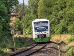 Der EB-RegioShuttle 016 fuhr am 18.7.18 nördlich vom alten Bahnhof Rottershausen auf den folgenden Tunnel zu.