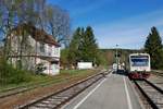 Auf der Fahrt von Hechingen nach Sigmaringen erreicht VT 205 am 15.04.2020 als HzL 86313 den vorletzten Halt, den Bahnhof Hanfertal.