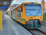 VT 650.59 der ODEG als RB 13 nach Parchim in Schwerin Hbf, 22.10.20.