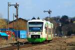 VT 309 der Erfurter Bahn (EB) am 26.3.2021 bei der Einfahrt zum Oberen Bahnhof Pößneck auf dem Weg nach Leipzig