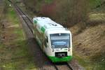 VT 324 der Erfurter Bahn (EB) am 13.4.2021 auf dem Weg von Leipzig nach Saalfeld/Saale. Hier bei der Durchfahrt durch Pößneck in Richtung oberer Bahnhof.